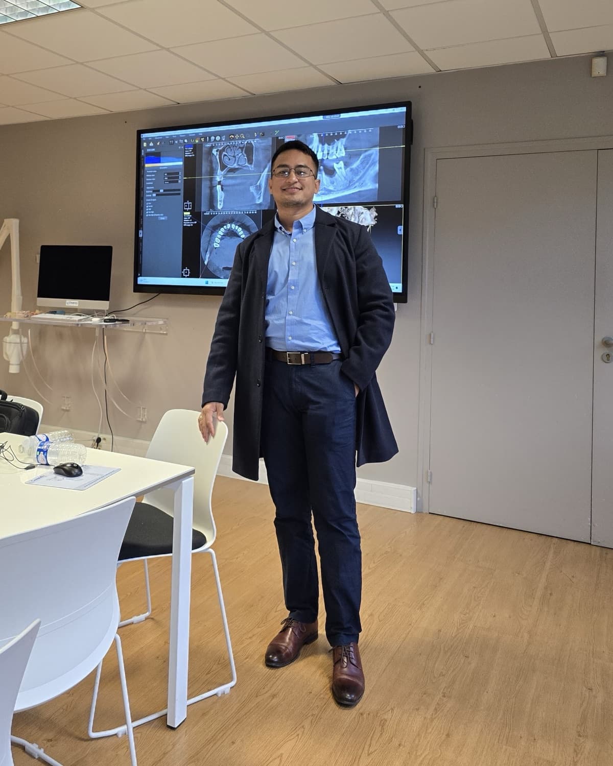 Dr. Jilbran Díaz R. frente a una tomografía dental 3D